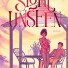 „Alexis Marie“, „sight UNSEEN“, „Roman“. Illustration: Frau mit Blumen, Mann auf Pavillonbank, warmes Licht.
