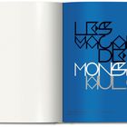 Links: Leere Seite. Rechts: Blauer Hintergrund mit geometrisch gestaltetem Text "Les Vacances de Monsieur Hulot".