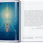 Rechter Text: Manly P. Hall’s Original Letter to Subscribers 1926. Links ein meditierender Mensch mit Chakra-Symbolen.