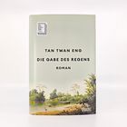 "Die Gabe des Regens" von Tan Twan Eng. Unten eine Landschaftsillustration mit Fluss und Bäumen. Oben Mon Booker Prize Sticker.