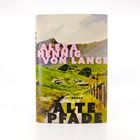 Titel: "ALTE PFADE" von Alexa Hennig von Lange. Illustration zeigt einen Weg durch eine grüne Hügellandschaft.