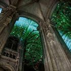 Text unten links: "INSTALLATIE Celestial Ba... Paris, 2016." 
Innere Ansicht einer Kathedrale mit grünen Lichtstrukturen.