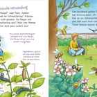 Zwei Kinder beobachten die Verwandlung einer Raupe in einen Schmetterling, umgeben von blühenden Pflanzen und Tierwelt.