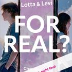 „Lotta & Levi FOR REAL? Chat-Roman“; darunter „Cover noch nicht final“. Illustration: Zwei Personen, dazwischen ein Handy.