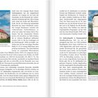 Seite mit Fließtext über mittelalterliche Architektur, links Foto einer Kirche mit roten Ziegeldächern, rechts Rundkapelle.