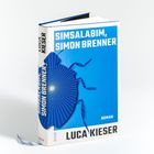 "Brenner. Du wirst Simon Brenner heißen." Text auf hellem Hintergrund, daneben blaue, stilisierte Figur.