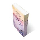 Text: "Sloane Fletcher, Riding Hope, HOLT RANCH, LAGO." Illustration eines Buchcovers in zarten Farben mit abstraktem Muster.