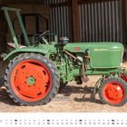 "Dieselross, Fendt F12 Dieselross, Januar." Grüner Traktor mit roten Rädern in einer Scheune. Darunter ein Kalender.
