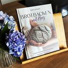 Text über Brotbackkunst für Einsteiger, gefolgt von Brotbackbildern. Enthält Brot mit kunstvollen Details und Anleitungstext.