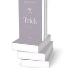 „Natalia Jaster - Trick - Roman - Forever“. Bücherstapel mit lila Cover und einem stilisierten Schleifenmotiv.