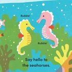 Text: "Let's say hello to all the animals!" Illustrative Meeresszenen mit fröhlichen Meerestieren und Ozeanlandschaft.