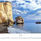 Titel: Petra tou Romiou, Aphrodites Geburtsplatz. Bild zeigt große Felsen am Meer unter blauem Himmel mit Wolken.