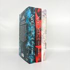 Sie zeigen drei Bücher der Serie "Selection" von Kiera Cass, farblich sortiert in Blau, Rot und Weiß.