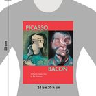 Text: "PICASSO BACON What It Feels Like to Be Human." Zwei Gemälde mit expressiven, verzerrten Gesichtern auf einem grauen T-Shirt.