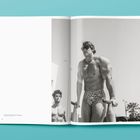 "MR. UNIVERSE": Mehrere Bodybuilder posieren nebeneinander auf einer Bühne vor einem großen Banner.