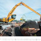 Text: "MultiDocker", "9.5t/16m", "Oktober". Großer gelber Kran lädt Schüttgut an einem Hafen. Kalender unten zeigt Oktober.