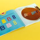 Links "INFINITE POSSIBILITY" mit verschiedenen Buchstaben B. Rechts "DISRUPT" in bunten Buchstaben, gestickt.