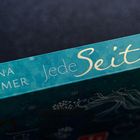 Der Text "JANA CRÄMER Jede Seite an" steht in heller Schrift auf einem bläulichen Hintergrund.
