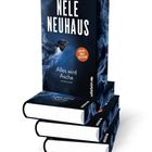 „Nele Neuhaus, Alles wird Asche, Kriminalroman.“ Buchcover mit Vogelillustration, darunter vier gestapelte Bücher.