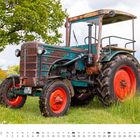 „NOVEMBER“ steht unten neben einem Kalender. Ein rustikaler Traktor mit rotem Reifen steht auf einer Wiese.