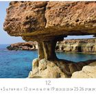 Agia Napa, Stone Arch. Kalender mit Monat Dezember. Küstenlandschaft mit natürlicher Steinbrücke und klarem, blauem Wasser.