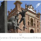 Text: "Plaza de Toros" oben auf dem Gebäude. Kalenderseite mit Stierkampfarena und Statue eines Matadors.