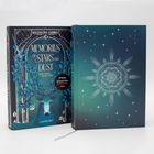 Buchcover: "Memories of Stars and Dust". Mystisches Design mit Hirsch und blauen Blumen. Linksseitig Text, rechts geometrisches Muster.
