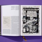 "STAR WARS". Geöffnete Buchseite mit Illustrationen von Figuren und Raumschiffen im Weltraum. Buch liegt auf lilafarbener Fläche.