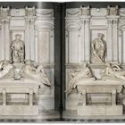 Zwei Marmorskulpturen-Paare in einer symmetrischen Architektur. Sie zeigen liegende Figuren über Grabmälern und sitzende Figuren.