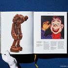 Auf der linken Seite steht "KAWS". Rechts eine bunte Illustration eines Comicgesichts mit blauen Augen und breitem Lächeln.