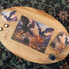 Box mit dem Text "Ravenburger Puzzle" auf einem Holztisch. Ein fertiges Puzzle zeigt Drachen, daneben Kerzen. 