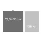 Links: „29,5 × 30 cm“ auf dunkelgrauem Hintergrund. Rechts: „DIN A4“ auf hellgrauem Hintergrund.