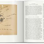 Zeichnung eines Autos mit handschriftlichen Notizen, ausführlicher Text über zwei Seiten verteilt.