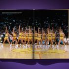 Text: "The Laker Girls formed in 1979 by Dr. Jerry Buss."

Ein Cheerleader-Team in gelben Uniformen auf einem Basketballfeld.