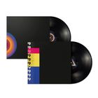 Text „9“ in Reihen auf schwarz mit pink, gelb, blaue Balken. Zwei Schallplatten in Hüllen mit bunten Kreisen.