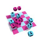 Mehrfarbige Schachfiguren-Würfel auf einem blau-pinken Schachbrettmuster.