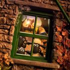 Ein grünes Fenster in einer Steinmauer mit Knetfiguren: Ein Schaf und Freunde blicken neugierig heraus, Sonnenuntergang im Hintergrund.