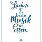 „Lachen ist die beste Musik zum Essen.“ Elegant in Blau auf Weiß. Unten steht "SPRICHWORT" mit einem kleinen Blumenmotiv.