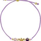 Ein lila Armband mit goldenen Perlen und einem kleinen Engel-Symbol in der Mitte.