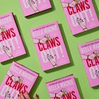 „CLAWS OUT!“ in Großbuchstaben auf rosa Hintergrund, illustriert mit gezeichneten Händen mit langen, bunten Nägeln.