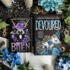 Zwei Bücher mit den Titeln "BITTEN" und "DEVOURED" von Jordan Stephanie Gray. Das eine Cover zeigt einen Wolf und lila Rosen, das andere eine Krone mit blauen Rosen.