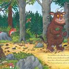 Es handelt sich um eine Illustration. Zwei Gruseltiere, eines groß, eines klein, gehen im Wald. Verschiedene Tiere schauen zu.