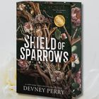 „SHIELD OF SPARROWS“ von Devney Perry. Illustration: Blüten und Ranken auf einem dunklen Hintergrund.