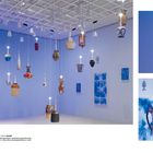 Texte: Oliver Beer, Resonance Vessels (Albion Waves). 28 hängende Keramiken in blauem Raum mit Licht und Installationen.