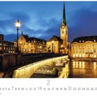 "Zürich" im unteren Bereich über einem beleuchteten Fluss, einer Brücke und einer Kirche bei Dämmerung.