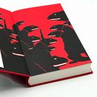 Keine Texte sichtbar. Illustration: Schwarze Dinosaurier und Waffen auf rotem Hintergrund in einem Buchumschlag.