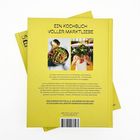 Titel: "EIN KOCHBUCH VOLLER MARKTLIEBE". Zwei Bilder zeigen Salat und eine Person mit Gemüse. Gelber Hintergrund.