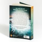 "SIE DARF DAS NICHT ERFAHREN. DU HAST ES MIR VERSPROCHEN!" 

Der Text beschreibt eine mysteriöse, spannungsgeladene Geschichte.