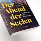„Der Abend der Seelen“, „Roman“, „Eine Liebe auf Sardinien“. Dunkles Cover, gelbe Schrift, HarperCollins-Verlag.