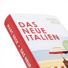 „DAS NEUE ITALIEN“ von Marc Beise auf einem Buchcover mit Strandmotiv und rot-weißem Sonnenschirm.